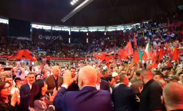 Mes brohorimave dhe duartrokitjeve, Edi Rama mbërrin në pallatin e sporteve në Milano, pritet nga mijëra shqiptarë