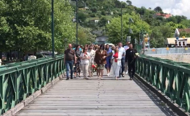 VIDEO/ Të tronditur nga ngjarja e rëndë, qytetarët shkodranë hedhin lule përgjatë Bunës