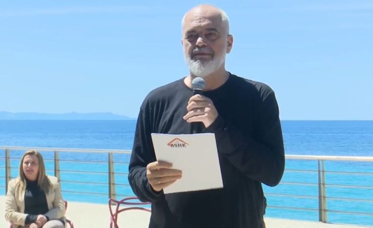 “Mbylle se jam në mbledhje me kryeministrin”, të qeshura në takimin me banorët në Himarë, Rama: Më zgjohet xhindi i Vunoit! Me të keq s’i zgjidhni gjërat me mua