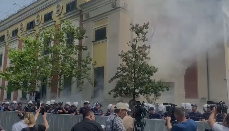 FOTOT/ Molotov, vezë dhe sherr mes protestuesve, Rithemelimi tubim përballë Bashkisë së Tiranës. “Harrohet” heqja e gardhit metalik