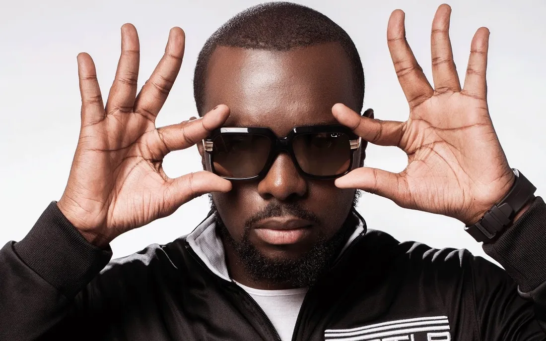 Video virale në rrjet- Maitre Gims kërcen me flamurin kuq e zi në sfond