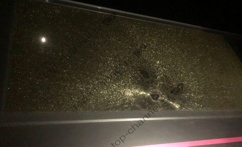 Pas ndeshjes, “guerrilsat” e Partizanit u zënë pritë tifozëve korçarë, u thyejnë xhamat e 2 autobusëve