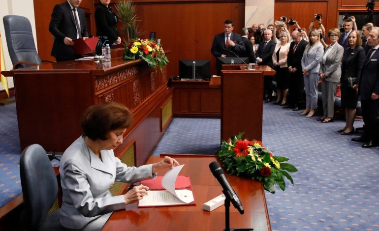 Kriza diplomatike mes Athinës dhe Shkupit/ Ambasadorja e Greqisë ikën nga salla pas betimit të Siljanovskës, vjen reagimi zyrtar: Sot u shkel marrëveshja…