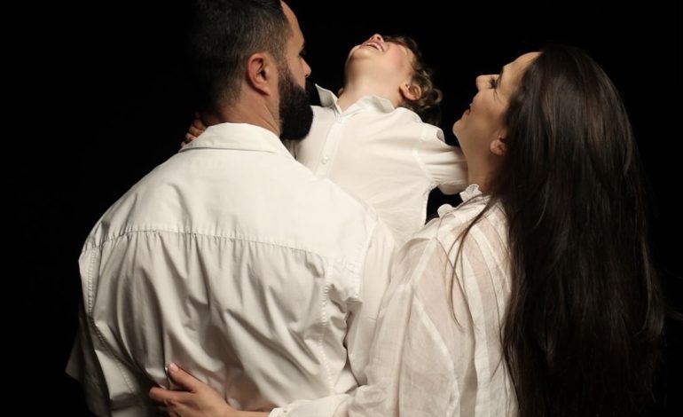 Këngëtari i njohur shqiptar së shpejti do të bëhet baba për herë të dytë