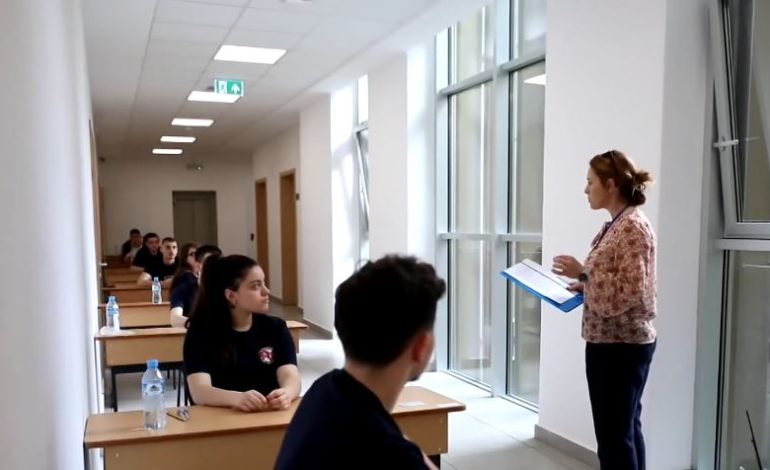 Stres dhe ankth për maturën, gjysma e maturantëve mendojnë të kopjojnë
