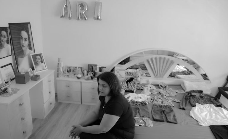 “Fle te krevati ku flinte me të birin, i ndjej ende erën”, rrëfimi rrëqethës i nënës së Erjonës, 20-vjeçares që u vra nga ish-bashkëshorti: Në varr e çova me…