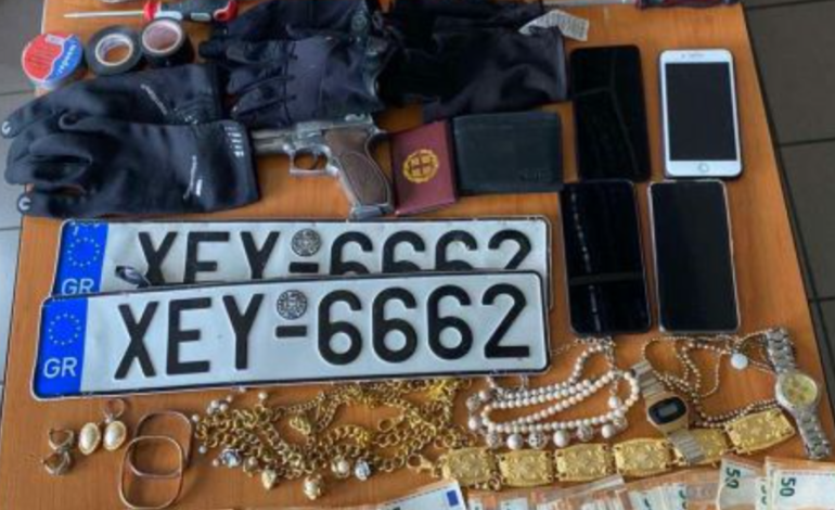 EMRAT/ Lidhën dhe kërcënuan të moshuarit! Arrestohet shqiptari në Greqi, grabiste banesa bashkë me kriminelin maqedonas 
 18/05/2024 22:13