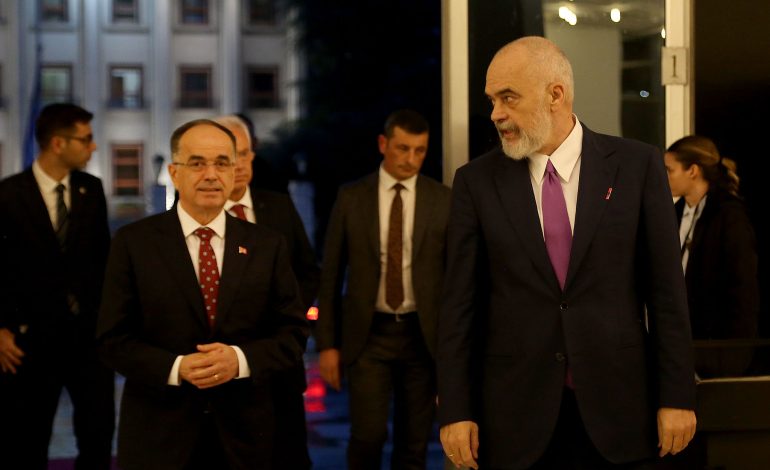 Besimi tek institucionet politike pëson sërish rënie në Shqipëri