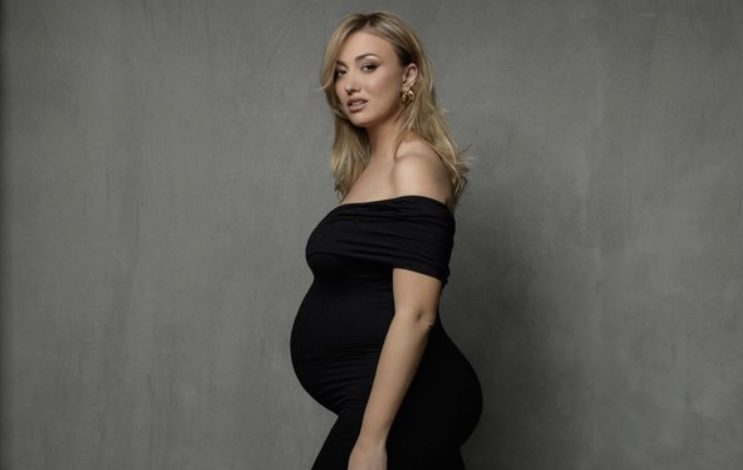 Një tjetër bebush po vjen! Këngëtarja e njohur në pritje të ëmbël