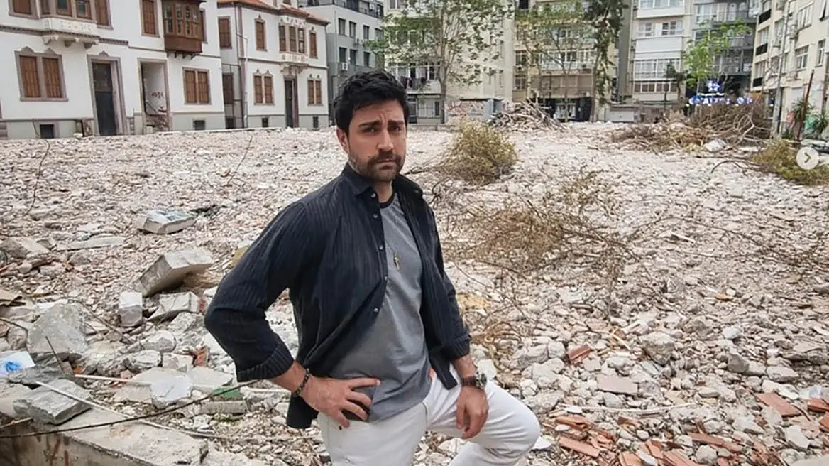 Aktori turk blen shkollën, e shkatërron për hakmarrje ndaj mësuesve të tij
