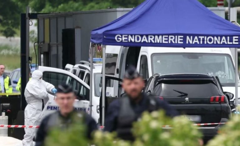 Tentoi t’i vinte flakën një sinagoge, policia franceze vret një person