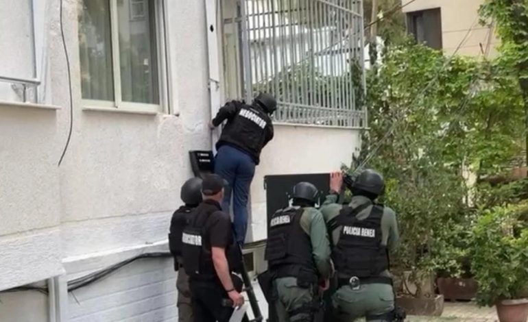 U mbajtën peng nga i ati/ Fëmijët qëndrojnë ende te ‘vendi i krimit’, gjyshja tregon për Top Channel gjendjen e tyre