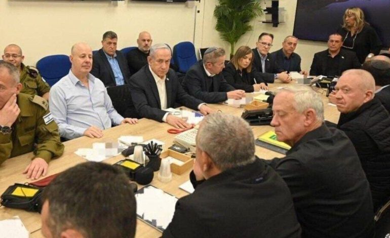 Përçarje në qeverinë izraelite/ Ministri i kabinetit të luftës kërcënon Netanyahun, kërkesa për ‘fatin’ e Gazës