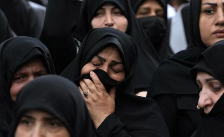 Iranianët vajtojnë vdekjen e presidentit, burra e gra qajnë në shesh! Në rrjetet sociale nis festa