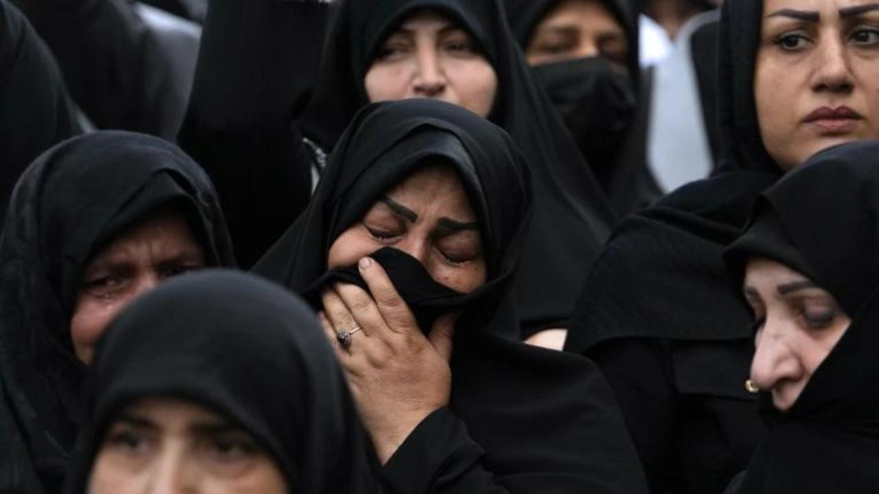 Iranianët vajtojnë vdekjen e presidentit, burra e gra qajnë në shesh! Në rrjetet sociale nis festa