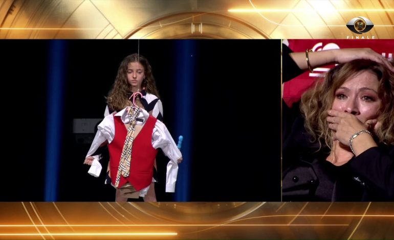 Egla Ceno sheh veten fëmijë! Shfaqja dedikuar aktores në Teatrin Skampa