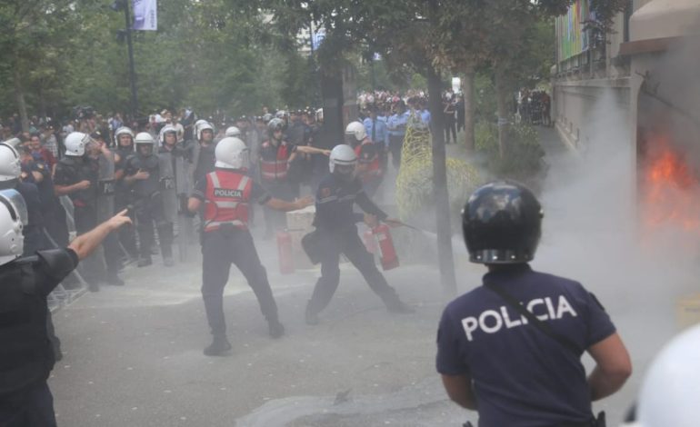 Protesta para Bashkisë/ Ndalohet një 49-vjeçar, veprat që rëndojnë ndaj tij, nga prishje e rendit te vrasje me dashje!