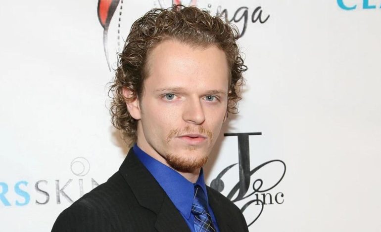 I shkoi ish të dashurës në shtëpi dhe e qëlloi me thikë, arrestohet aktori i “How I Met Your Mother”