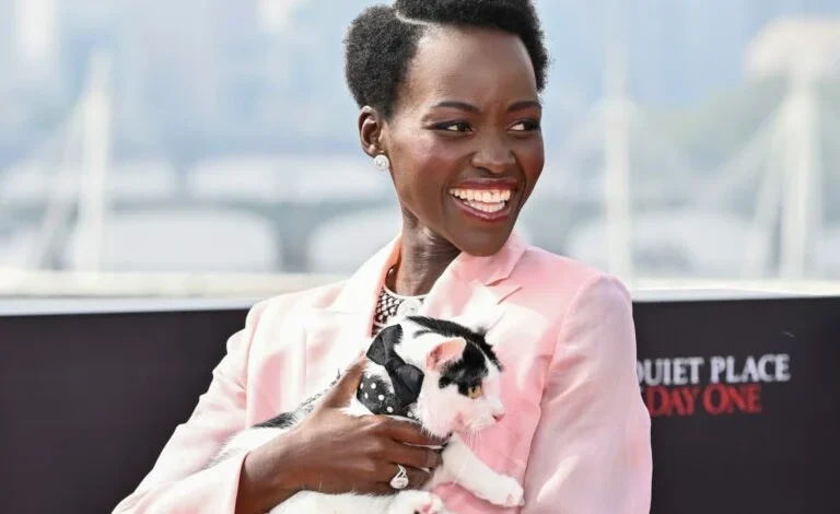 Foto/ Aktorja e njohur shfaqet me një mace në tapetin e kuq