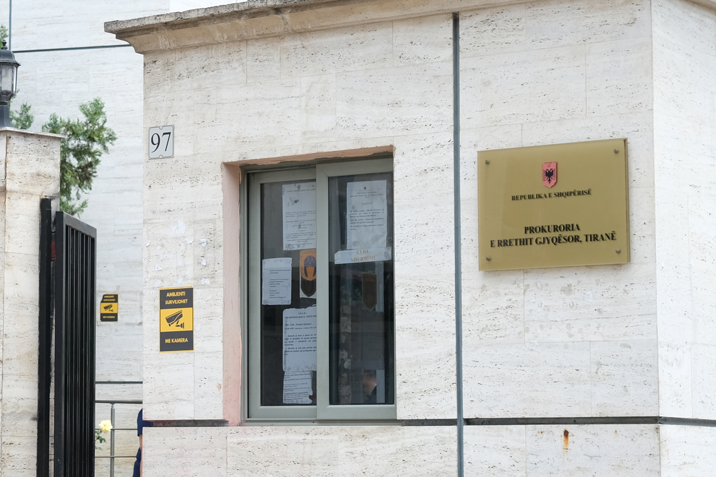 Nga sekuestro në konfiskim: Prokuroria e Tiranës rrudhi 8 herë pasurinë e ‘pajustifikuar’ të një anëtari të krimit të organizuar