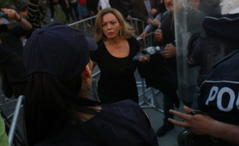 Protesta para Bashkisë së Tiranës/ Momenti kur Albana Vokshi përleshet me policen