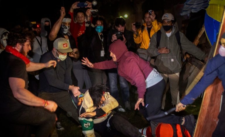 Shtohen trazirat në universitetet amerikane/ Përplasje mes grupeve pro-palestineze dhe pro-izraelite, dhjetëra të plagosur