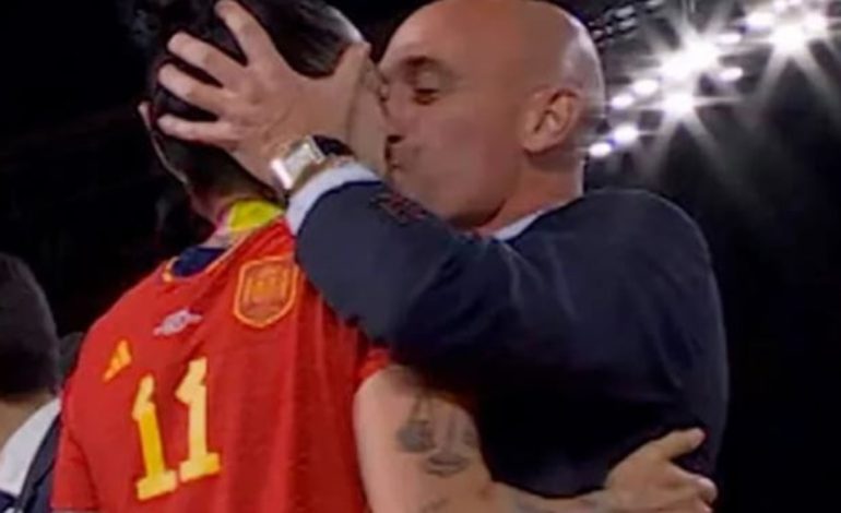 Puthi sportisten në buzë gjatë fitores së Spanjës në Kupën e Botës, ish-shefi i Federatës Spanjolle të Futbollit del në gjyq