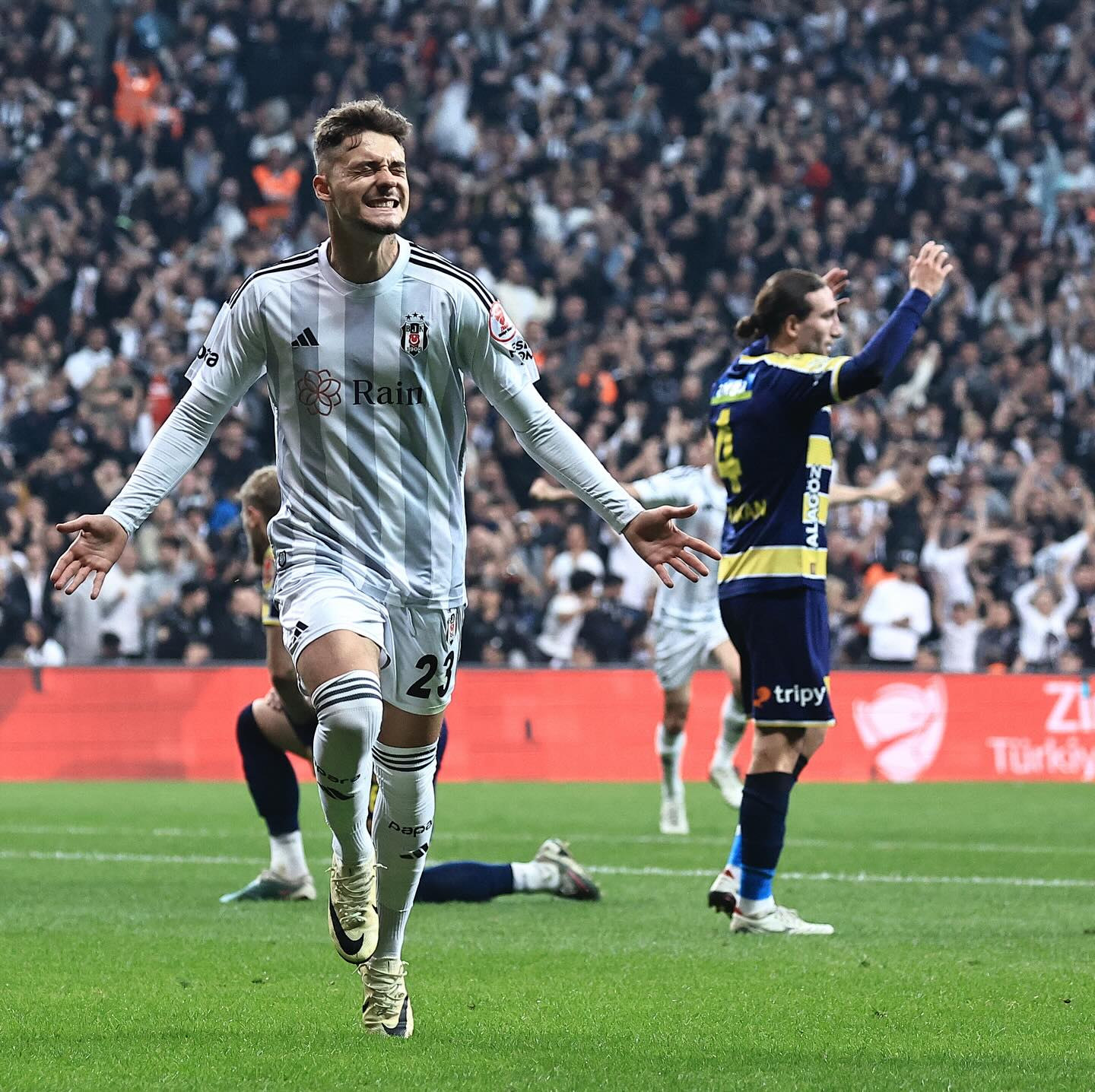 Gol dhe spektakël, dërgoi Beshiktash në finale, Muçi, është ai idhulli i tifozëve (VIDEO)