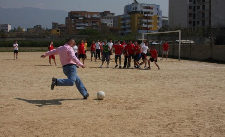 Meta nxit zhvillimin e futbollit: Duhen fusha pa pagesë në të gjithë Shqipërinë