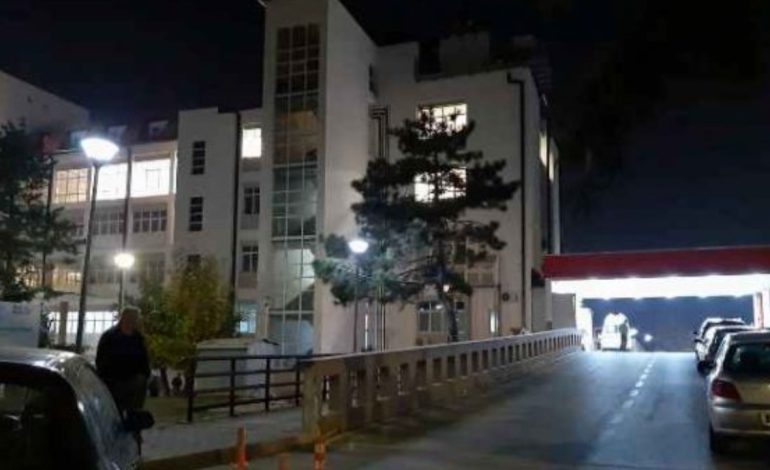 Plagosen tre persona të së njëjtës familje në Pejë! Njëri në gjendje të rëndë, autori në arrati