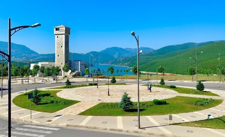 ‘E ardhmja është e zymtë’: Emigracioni përgjysmon nxënësit në qarkun e Kukësit