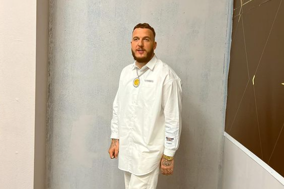 Romancë e re! Zbulohet e dashura e Mozzik, vajza e politikanit shqiptar