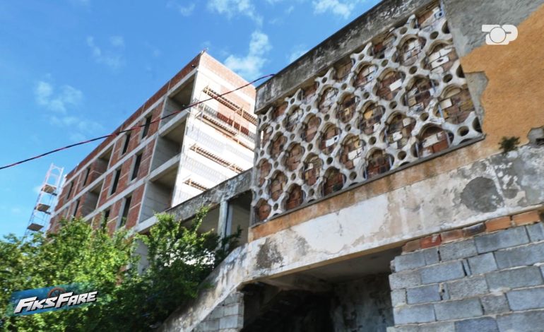 Fiks Fare/ Rindërtimi, Bashkia e Krujës prish “pa leje” godinën me pronarë dhe bën pallat!