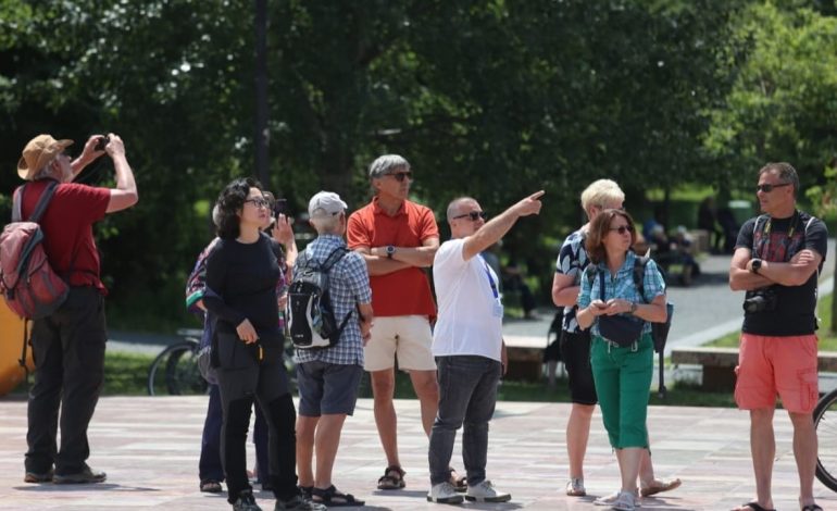 “Amerikanët janë më dorëlëshuarit me bakshishe”/ Veset e turistëve, kush është më koprraci dhe kush pi më shumë alkool?