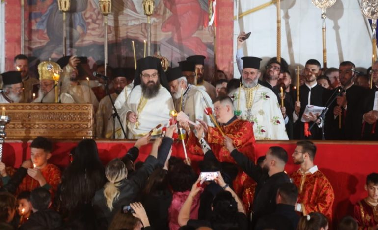 ‘Krishti u ngjall’, besimtarët ortodoksë në të gjithë vendin kremtojnë Pashkën