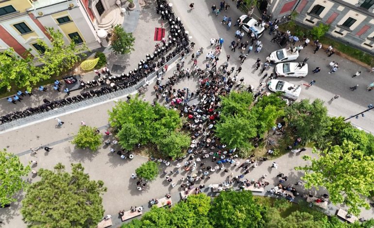 FOTOT/ Protesta e Rithemelimit para bashkisë, nga “Veliaj ik”, bëhet “Lironi Berishën”