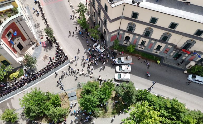 FOTOT/ Protesta e 8-të përpara Bashkisë së Tiranës, zvogëlohet mbështetja ndaj Rithemelimit. Pamjet nga lart