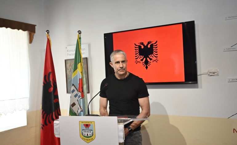 Silvinjo merr pasaportë në Lushnjë/ Flet trajneri i Kombëtares: I lumtur që shqiptarët besuan kaq shumë tek unë