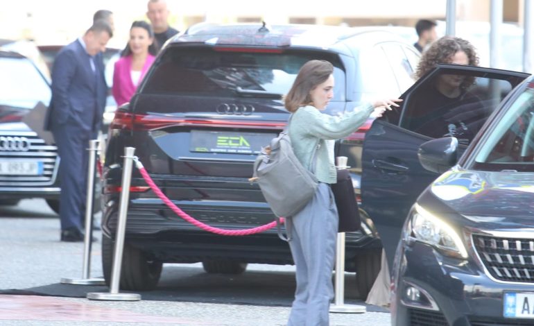 FOTOT/ Berisha në arrest shtëpie pas kallëzimit të Taulant Ballës, ministri dhe Balluku bisedojnë pak metra larg Argita Malltezit