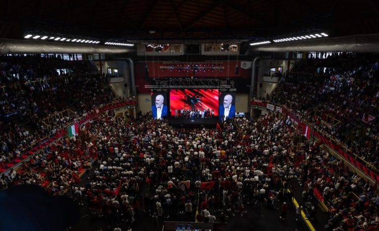 “Ishte koha e një farë Umberto Bossi, që bënte thirrje që shqiptarët të vriteshin në det”, Rama nga Milano: Pastaj… i bleu djalit diplomë te “Kristali” i Saliut