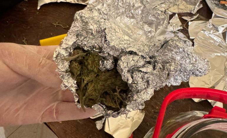 Arrestimi i punonjësit të Policisë në Fier dhe 3 personave të tjerë, AMP sekuestron edhe drogë