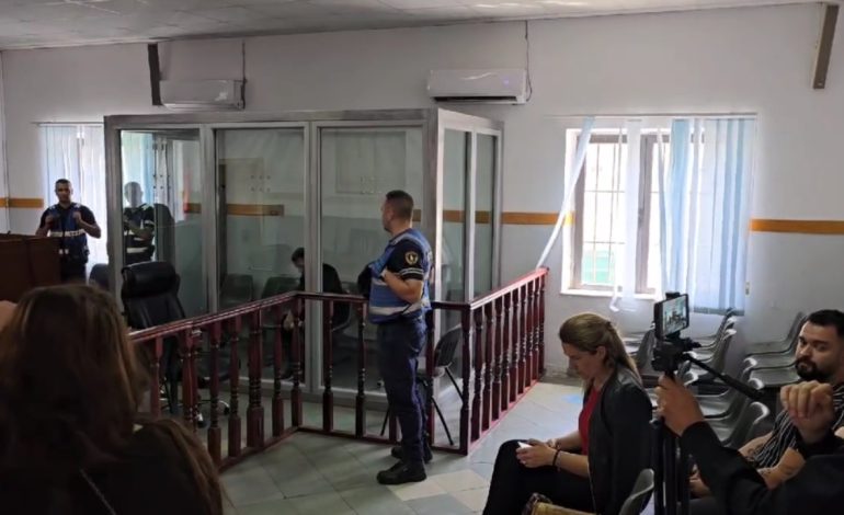 I qetë në kafazin e qelqtë/ Vrau efektivin e “Shqiponjave”, momenti kur Azgan Mërnica del para gjyqtarëve 
 17/05/2024 13:42