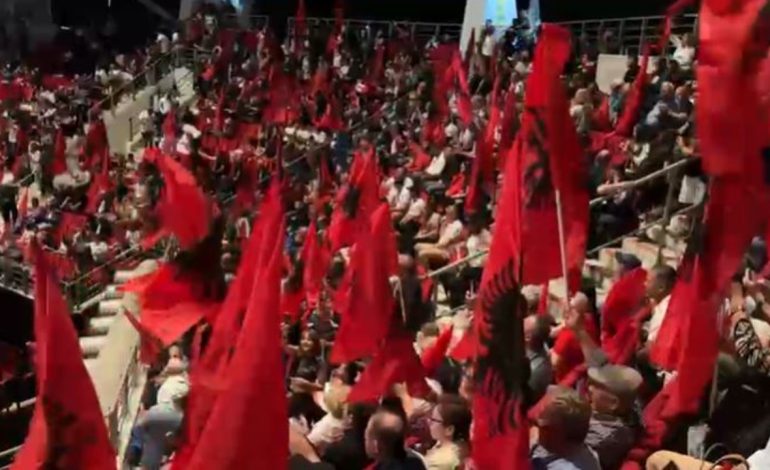 VIDEO/ Atmosferë e ndezur në stadiumin e Athinës, shqiptarët brohorasin dhe valëvitin flamujtë