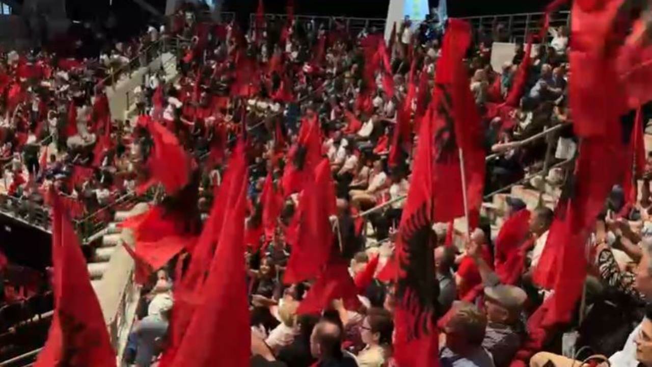 VIDEO/ Atmosferë e ndezur në stadiumin e Athinës, shqiptarët brohorasin dhe valëvitin flamujtë