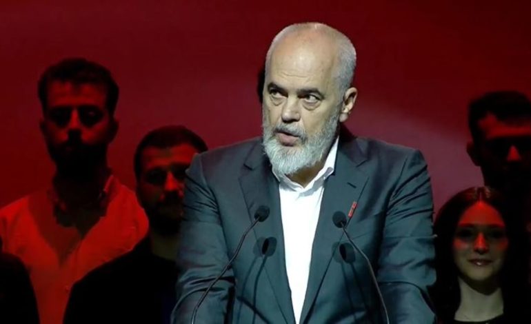 Takimi me emigrantët në Greqi/ Rama mesazh kritikëve: Unë s’kam ardhur të takohem me shërbëtorët e tyre të dikurshëm, por të çmallem me të zotët e barabartë të kësaj shtëpie