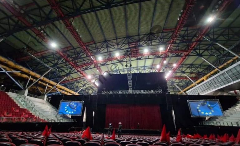 VIDEO/ Me flamujt kuqezi në karrige, çdo gjë gati në sallën ku Rama do të mbajë takimin me shqiptarët në Athinë