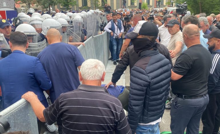 Molotov, vezë dhe qepë/ Bashkia e Tiranës përfshihet nga tymi, protestuesit shkatërrojnë gardhin metalik, përplasen me policinë