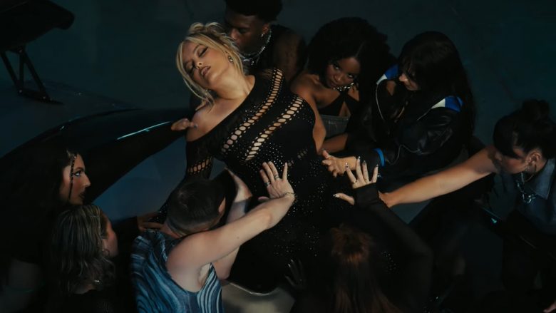 Nga dritarja e një hoteli duke tymosur, Bebe Rexha na prezanton me të dashurin