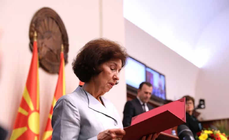 Davkova betohet si gruaja e parë presidente e Maqedonisë së Veriut, në fjalim iu referua shtetit me emrin…