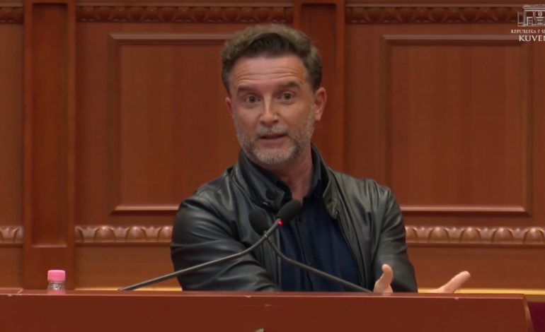 “Një deputeti i kanë marrë vëllanë në Gjermani për trafik droge”, Erion Braçe përplaset me Bardhin: Kam frikë nga ty në fakt, pyet në grupin tënd…